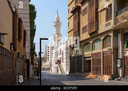 Die historische Al Ma'amar Moschee und die grünen Roshan Balkone in Al Balad, der Altstadt von Dschidda in Saudi-Arabien Stockfoto