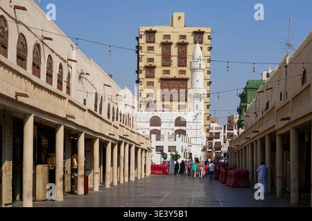 Die historische Al Ma'amar Moschee und die grünen Roshan Balkone in Al Balad, der Altstadt von Dschidda in Saudi-Arabien Stockfoto
