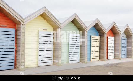 Blyth Beach Hütten, an einem bewölkten Frühlingstag, Blyth, Northumberland, März 2026 Stockfoto