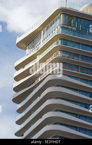 Luxuriöses Strandresort in Puerto Vallarta, Mexiko, zur goldenen Stunde mit warmem Sonnenuntergang, das moderne tropische Architektur hervorhebt. Stockfoto