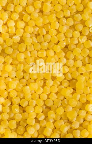 Italienische rohe Azini Di Pepe Pasta in einem Löffel zum Kochen Stockfoto