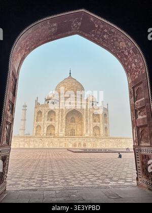 Blick auf das Taj Mahal in Agra durch einen Bogen des Gästehauses Mehmaan Khana. Stockfoto