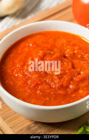 Hausgemachte italienische Tomaten-Marinara-Sauce mit Basilikum für Pasta Stockfoto