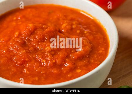 Hausgemachte italienische Tomaten-Marinara-Sauce mit Basilikum für Pasta Stockfoto