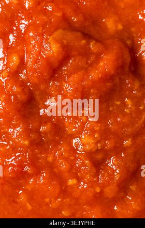 Hausgemachte italienische Tomaten-Marinara-Sauce mit Basilikum für Pasta Stockfoto