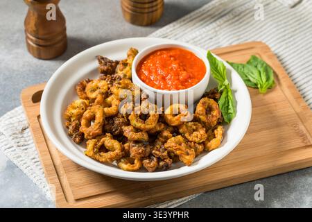 Hausgemachte italienische Paprika Calamari mit Marinara-Sauce Stockfoto