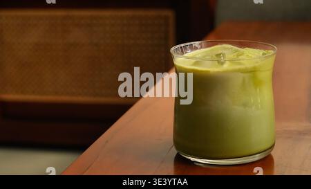 Matcha Latte mit Eiswürfeln Stockfoto