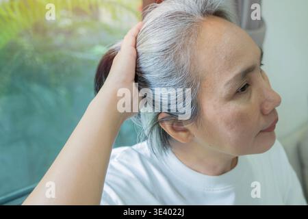 Asiatische ältere Frauen graues Haar schöne Farbe, asiatische Dame mit grauem Haar. Ältere Frau mit grauem Haarproblem. Haarrestaurationskonzept. Stockfoto