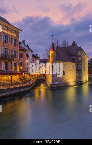 Ein stimmungsvolles Abendfoto während der Dämmerung des berühmten Palais de l’Île in Annecy, das sich im Departement Haute-Savoie im Südosten von Fran befindet Stockfoto