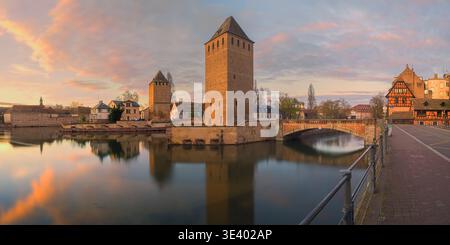 Ein breites Panoramafoto der historischen Stadt Straßburg (Frankreich), aufgenommen in der Nähe des Barrage Vauban bei Sonnenuntergang. Der Aussichtspunkt ist bei Groun Stockfoto