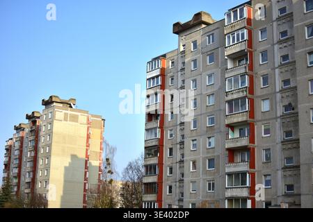 Apartmenthäuser im sowjetischen Stil im Wohnviertel, die städtische Architektur und alltägliche städtische Umgebung zeigen. Dokumentarisches Bild des Wohnens Stockfoto