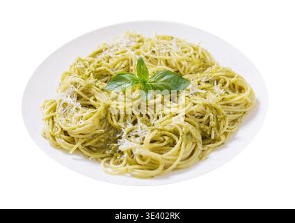 Teigplatte mit Pesto-Sauce isoliert auf weißem Hintergrund Stockfoto