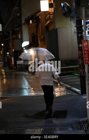 Nachtblick auf die enge Straße im Viertel Gion, Kyoto, Japan. Stockfoto