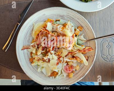 Frischer Speck Caesar Salat Croutons Käse Stockfoto