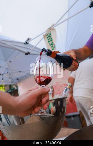Bei den Yerevan Wine Days wird Rotwein in ein Markenprobierglas gegossen, während eines Augenblicks in Jerewan, Armenien. Stockfoto