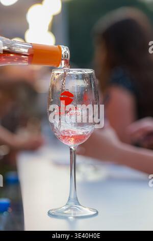 Beim Yerevan Wine Days Festival wird Rosé-Sekt in ein Markenprobierglas gegossen Stockfoto