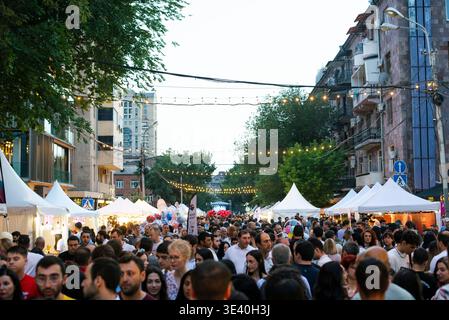 Jerewan Wine Days Festivalszene mit dichtem Publikum, Straßenverkäufern und festlicher Atmosphäre im Zentrum Jerewans Stockfoto