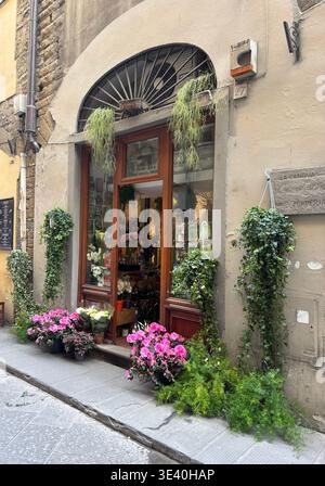 Florenz, Italien, 15. März 2026. Blick auf den blumengefüllten Eingang von „I fiori della Signoria“, einem traditionellen Blumengeschäft im historischen Zentrum von Florenz Stockfoto