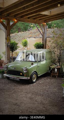 1964 Austin Minivan mit 998 ccm, ausgestellt in Holden Clough Kinderstube Lancashire Stockfoto