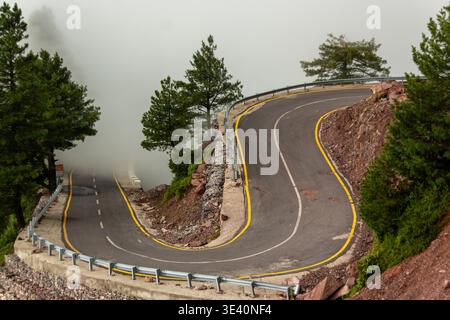 Aus der Vogelperspektive schlängelt sich eine gewundene Straße durch das bergige Gelände, ein Asphaltband, das sich von der zerklüfteten Landschaft, PIR Chanasi, Azad Kas, abhebt Stockfoto