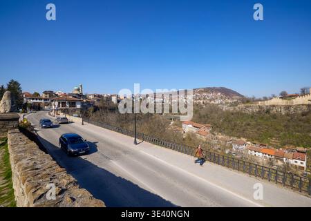 Veliko Tarnovo Bulgarien 14. März 2026. Bilder der Stadt Veliko Tarnovo, vom Hügel mit der mittelalterlichen Festung Tarevet aus gesehen. Stockfoto