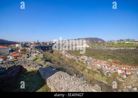 Veliko Tarnovo Bulgarien 14. März 2026. Bilder der Stadt Veliko Tarnovo, vom Hügel mit der mittelalterlichen Festung Tarevet aus gesehen. Stockfoto