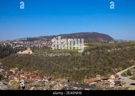 Veliko Tarnovo Bulgarien 14. März 2026. Bilder der Stadt Veliko Tarnovo, vom Hügel mit der mittelalterlichen Festung Tarevet aus gesehen. Stockfoto