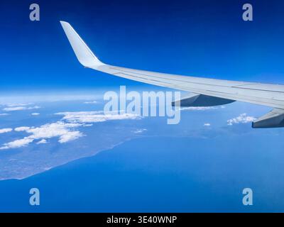 Ein wunderschöner Blick aus der Luft auf den Flügel einer Boeing 737-800 auf einem Flug von Stanstead, London nach Athen, Griechenland. Stockfoto