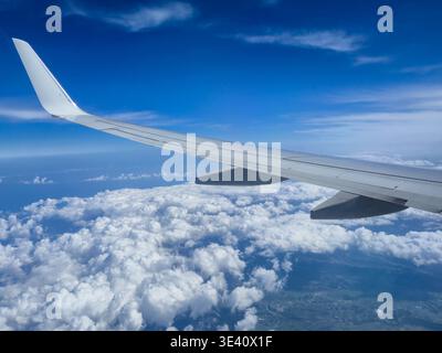 Ein wunderschöner Blick aus der Luft auf den Flügel einer Boeing 737-800 auf einem Flug von Stanstead, London nach Athen, Griechenland. Stockfoto