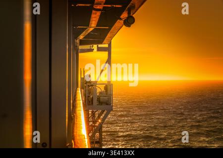 Ein romantischer Blick auf den Sonnenuntergang von einem Kreuzfahrtschiff auf dem Meer Stockfoto