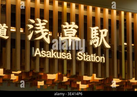 Das Schild „Asakusa Station“ befindet sich am Bahnhof Asakusa in Tokio, Japan. Stockfoto