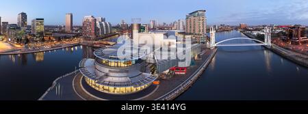Ein großer Panoramablick aus der Luft auf das Lowry Arts Centre und die Millennium Footbridge, die den Manchester Ship Canal bei Salford Quays in der Dämmerung überspannt. Stockfoto