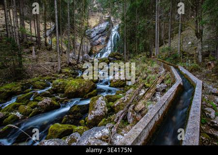 Der Gollinger Wasserfall (Schwarzbachfall) im Frühling in Golling an der Salzach am 03.04.2020. // der Schwarzbachfall im Frühjahr in Golling an der Salzach am 3. April 2020. - 20200403 PD11303 Stockfoto