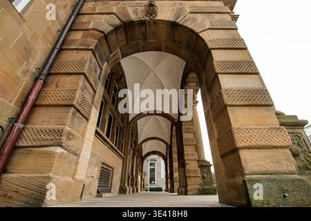 Bielefeld, Nordrhein-Westfalen, Deutschland - 24. März 2026: Arkade mit Bögen und Säulen am Alten Rathaus. Stockfoto