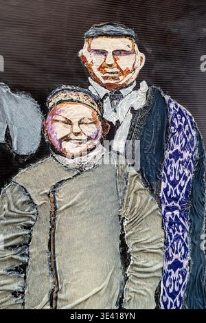 Figuren von Mensch und Kind in umweltfreundlicher Kunstinstallation von Saule Suleimenova im Almaty Museum of Arts Stockfoto