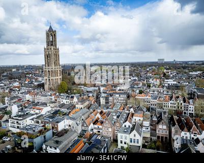 UTRECHT - Überblick über die Stadt Utrecht mit dem Dom Turm. Der Dom von Utrecht ist mit 112,32 Metern der höchste Kirchturm der Niederlande. Sie gilt als Symbol von Utrecht. Der Turm war Teil der St.-Martin-Kathedrale, auch Dom-Kirche genannt, und wurde zwischen 1321 und 1382 nach einem Entwurf von Jan van Henegouwen erbaut. ROBIN UTRECHT /ANP netherlands Out - belgien Out Stockfoto