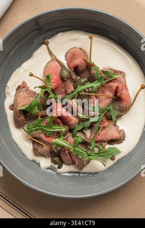 Kalbscarpaccio mit Kapern und cremiger Sauce Stockfoto