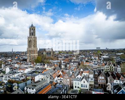 UTRECHT - Überblick über die Stadt Utrecht mit dem Dom Turm. Der Dom von Utrecht ist mit 112,32 Metern der höchste Kirchturm der Niederlande. Sie gilt als Symbol von Utrecht. Der Turm war Teil der St.-Martin-Kathedrale, auch Dom-Kirche genannt, und wurde zwischen 1321 und 1382 nach einem Entwurf von Jan van Henegouwen erbaut. ROBIN UTRECHT /ANP netherlands Out - belgien Out Stockfoto