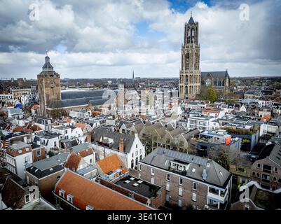 UTRECHT - Überblick über die Stadt Utrecht mit dem Dom Turm. Der Dom von Utrecht ist mit 112,32 Metern der höchste Kirchturm der Niederlande. Sie gilt als Symbol von Utrecht. Der Turm war Teil der St.-Martin-Kathedrale, auch Dom-Kirche genannt, und wurde zwischen 1321 und 1382 nach einem Entwurf von Jan van Henegouwen erbaut. ROBIN UTRECHT /ANP netherlands Out - belgien Out Stockfoto