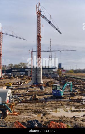 Infrastrukturentwicklung und Stadterweiterung mit einer Baustelle in Deerlijk Belgien Krane und Bagger arbeiten an einem Großprojekt. Stockfoto