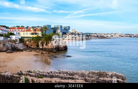 Sandstrand Praia da Rainha mit türkisfarbenem Meerwasser in Cascais, Portugal. Pulsierende Küstenstadt, berühmt als Reiseziel an der Atlantikküste Stockfoto