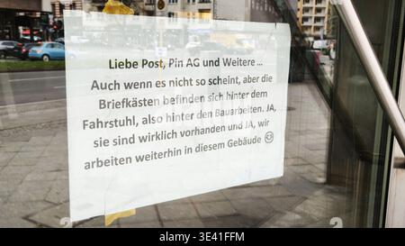 Berlin,25.03.2026,Aushang:Liebe Post,Pin AG und weitere.. Auch wenn es nicht so scheint, aber die Briefkästen befinden sich hinter dem Fahrstuhl, also hinter den Bauarbeiten.Ja, sie wirklich vorhanden und ja, wir arbeiten weiterhin in diesem Gebäude.gesehen im Bezirk Wilmersdorf *** Berlin,25 03 2026,beachten Sie lieber Post,Pin AG und andere auch wenn es nicht so scheint, aber die Briefkästen befinden sich hinter dem Aufzug, d.h. hinter den Bauarbeiten Ja, sie sind wirklich da und ja, wir arbeiten weiter in diesem Gebäude im Bezirk Wilmersdorf gesehen Stockfoto