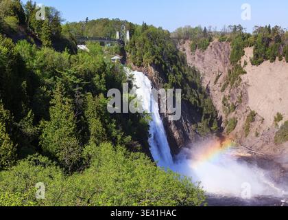 Quebec City, Kanada. Blick auf die Montmorency Falls mit Regenbogen. Stockfoto