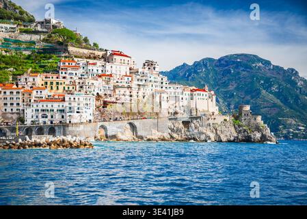 Amalfi, Italien. Kleines Dorf, farbenfrohe Häuser, mediterranes türkisfarbenes Wasser am Meer in Kampanien. Stockfoto