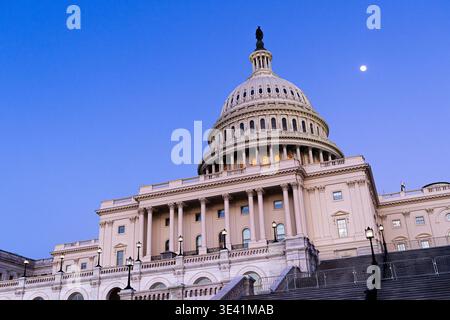 Das Kapitolgebäude der Vereinigten Staaten in der Dämmerung, mit dunklem lila Himmel und dem letzten Sonnenlicht am Abend, mit flachem Blick, Washington D.C. Stockfoto