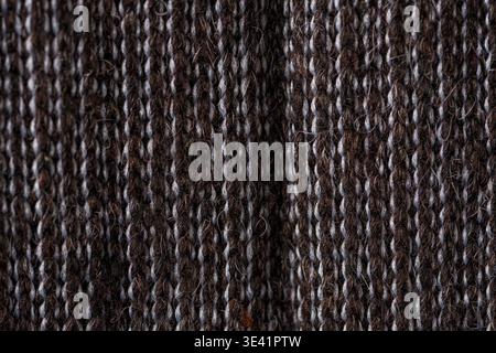 Dunkle Alpakawolle gestrickt Textil Makrostruktur Naturfaser Hintergrund Stockfoto