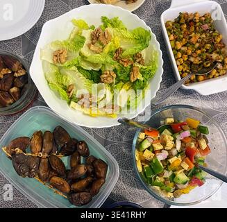 Eine lebendige Auswahl an frischen, gesunden Salaten, die auf einem Tisch präsentiert werden, mit farbenfrohem Gemüse, Getreide und Gemüse. Perfekt für Wellness-Themen Stockfoto