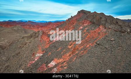 Red Rock Ridge, raue Wüstenlandschaft und dramatischer Himmel Stockfoto