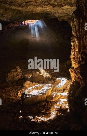 Höhleninnenraum Mit Sonnenstrahl Leuchtenden Felsen Und Dramatischen Schatten Stockfoto