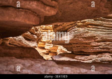 Geschichtete Sandsteinformationen und Narrow Passage im sonnendurchfluteten Slot Canyon Stockfoto